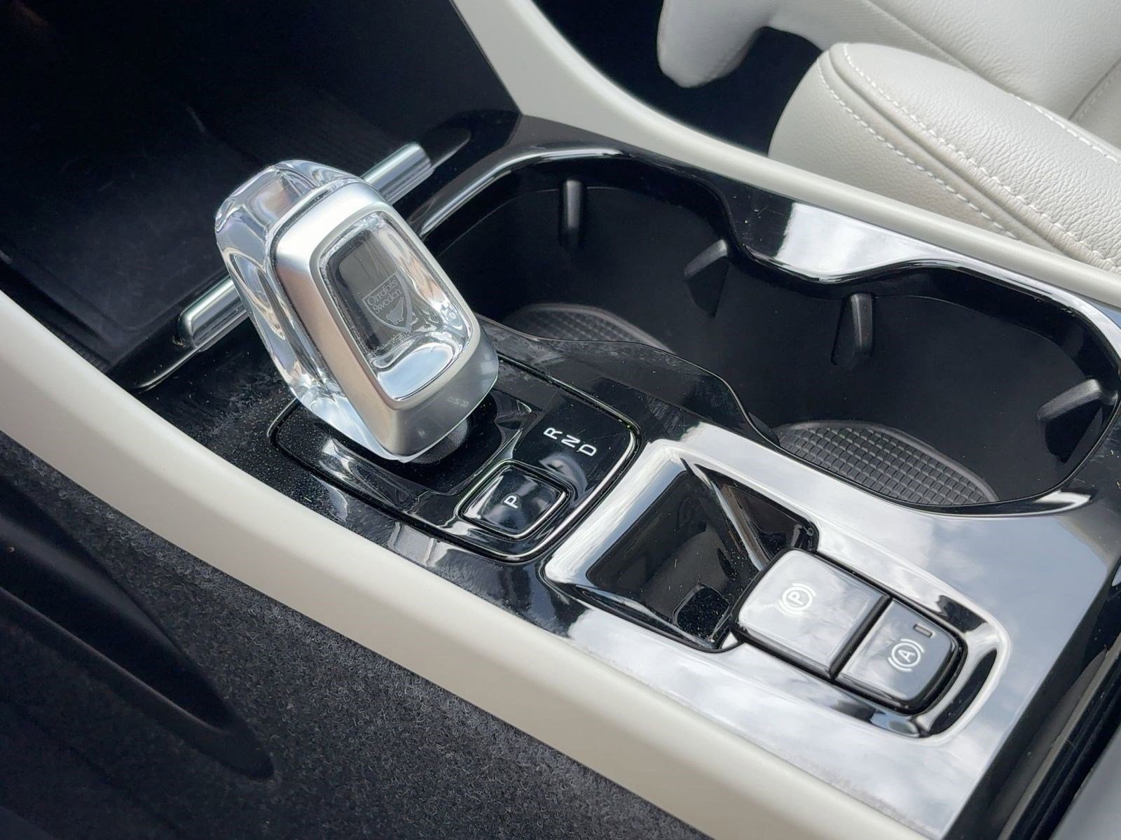 Used 2023 Volvo XC40 B5 Plus w/ Protection Package Premier image 16