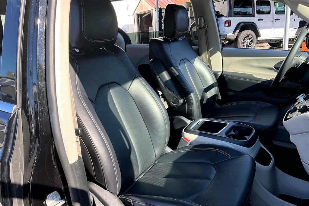 Used 2024 Chrysler Pacifica Touring-L image 28