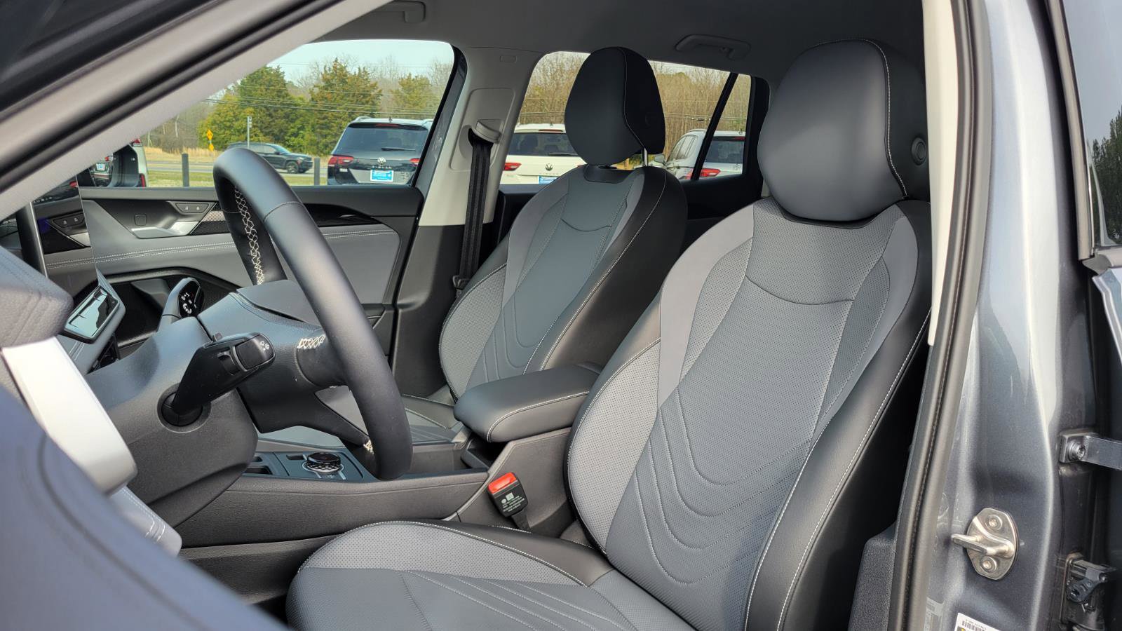 Used 2025 Volkswagen Tiguan SE image 19