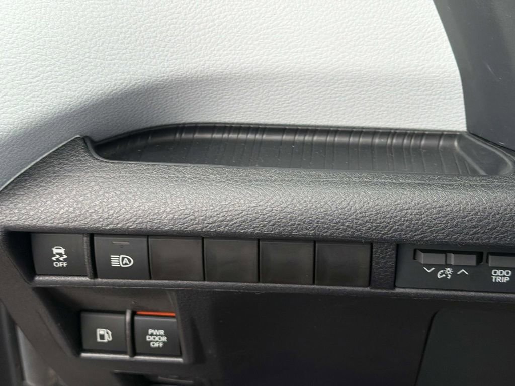 Used 2025 Toyota Sienna XLE image 23