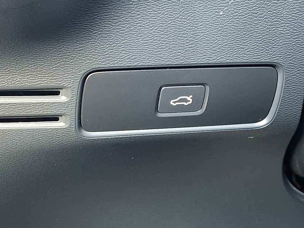 Used 2023 Volvo XC40 B5 Plus w/ Climate Package image 11