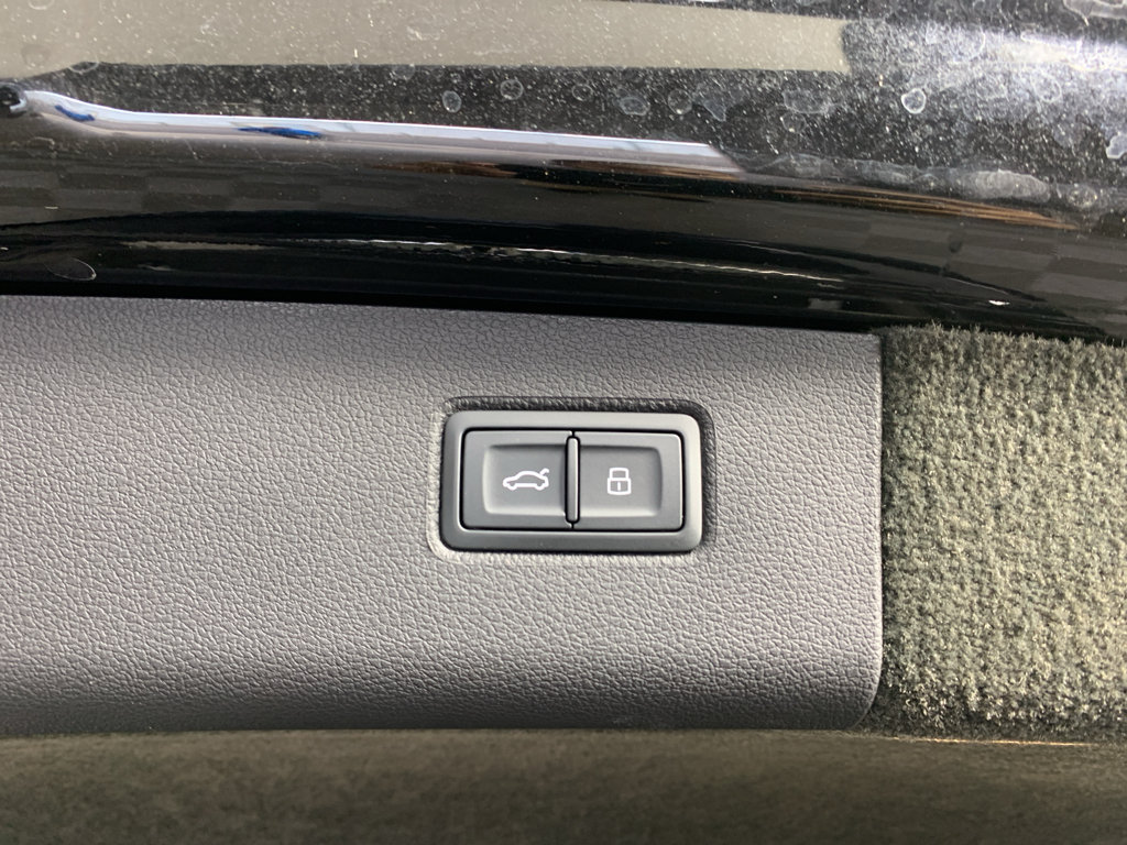 Used 2023 Bentley Bentayga AWD/4WD image 37
