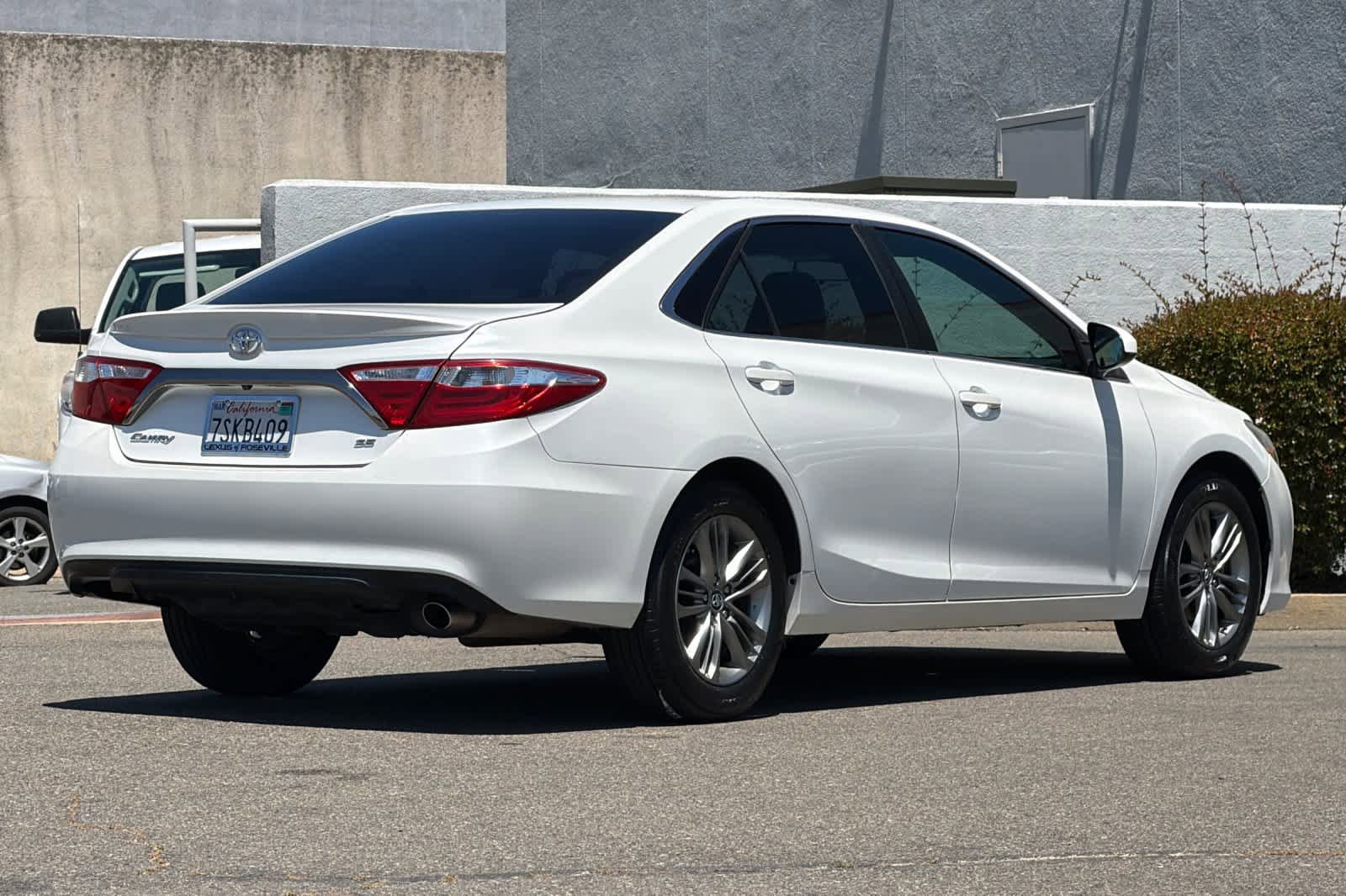 Used 2016 Toyota Camry SE FWD image 2