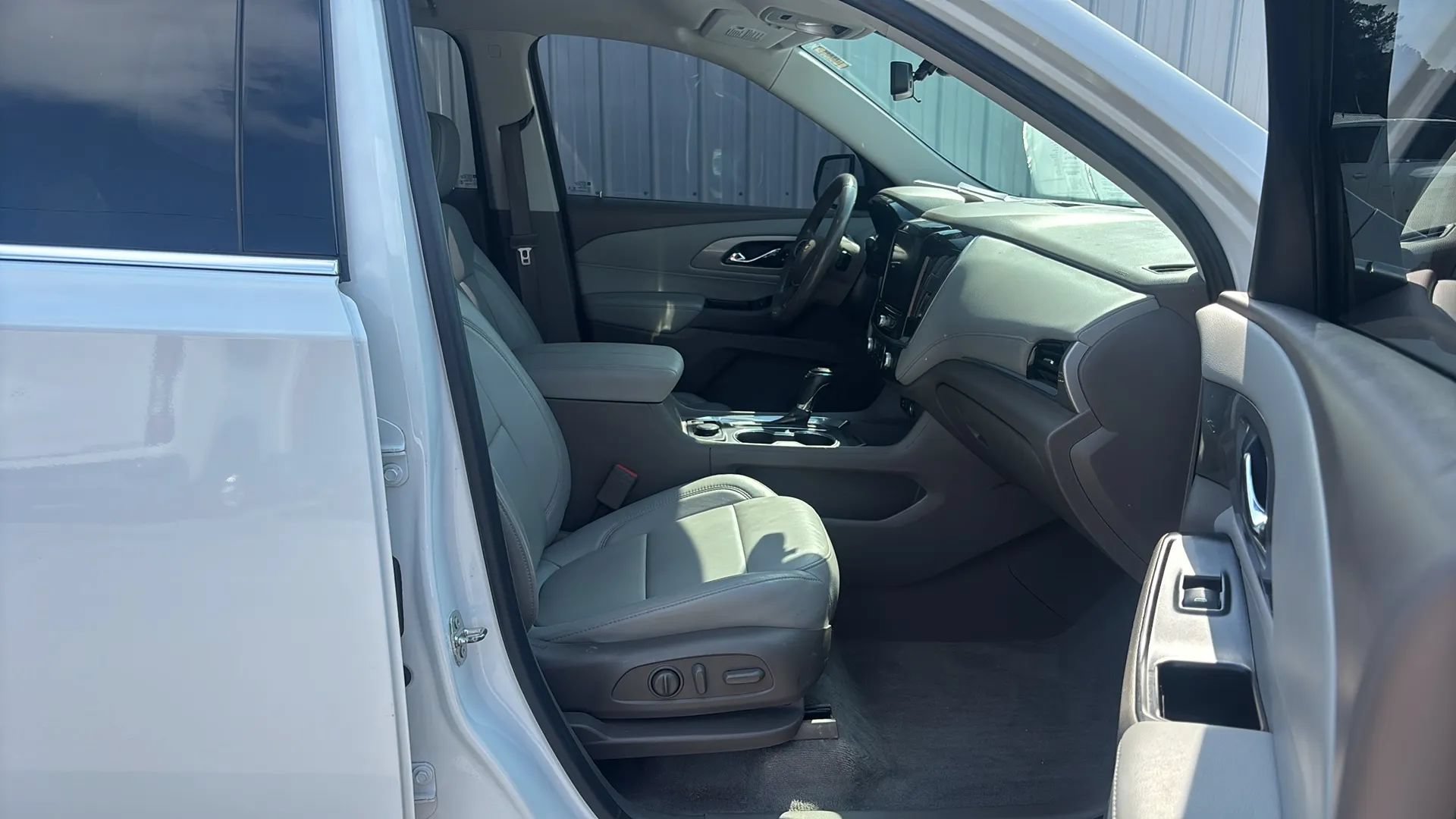 Used 2020 Chevrolet Traverse LT w/ LT Premium Package AWD/4WD image 19