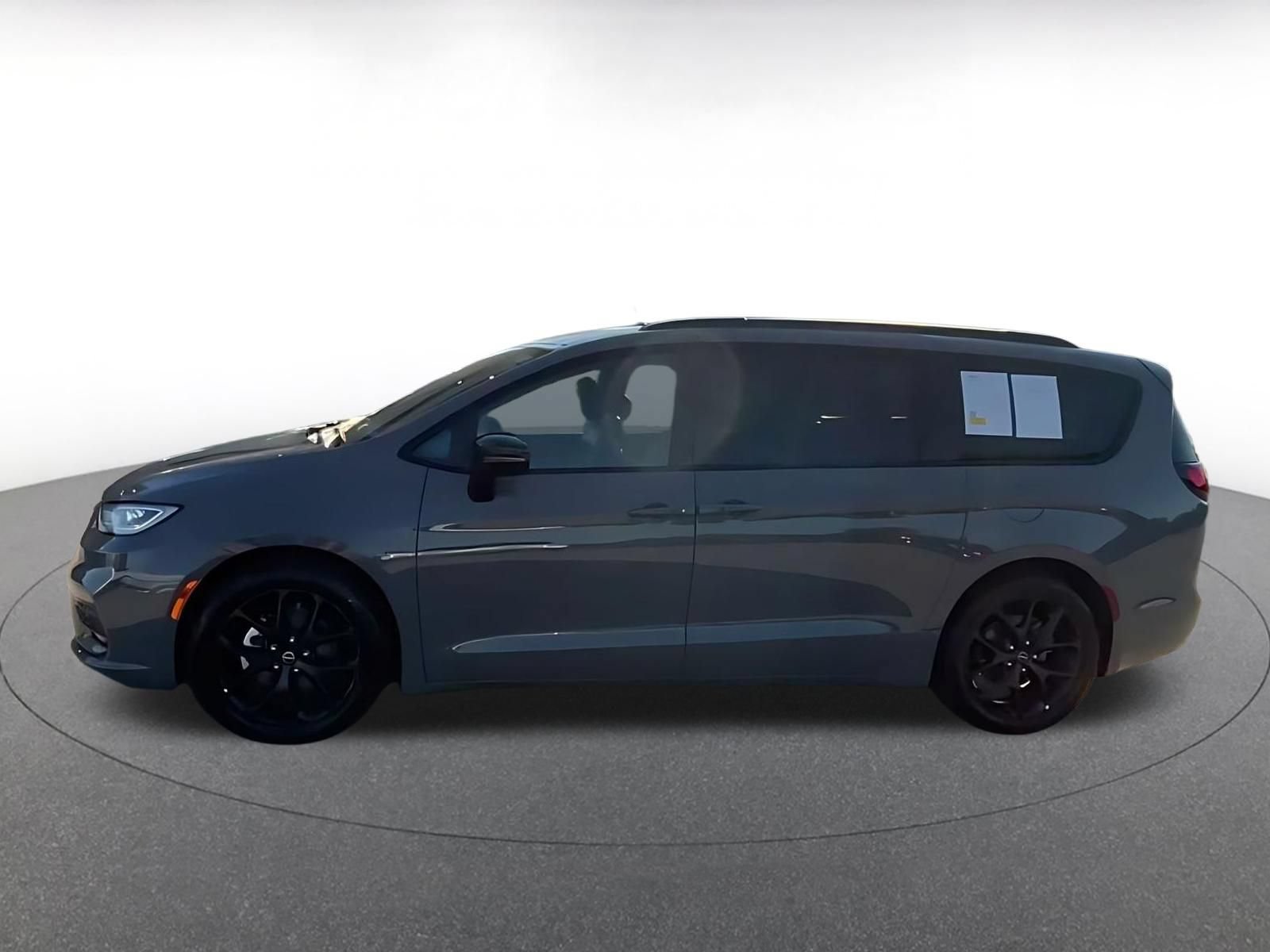 Used 2025 Chrysler Pacifica Limited FWD image 7