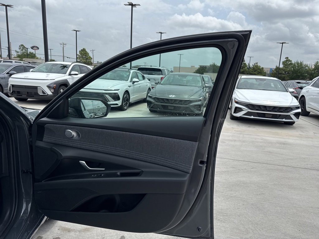 New 2025 Hyundai Elantra Limited image 10