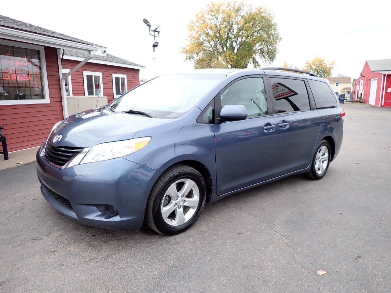 Used 2014 Toyota Sienna LE FWD image 3