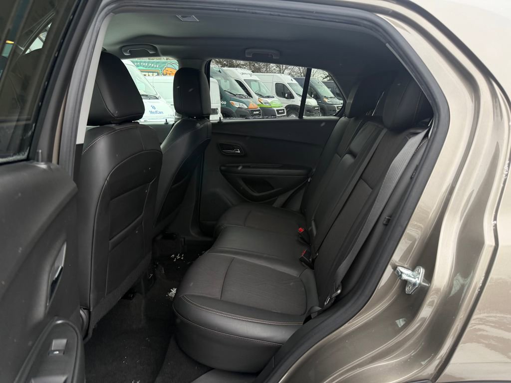 Used 2022 Chevrolet Trax LT w/ LT Convenience Package image 18