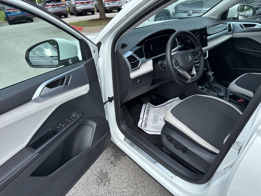 Used 2025 Volkswagen Taos SE image 9