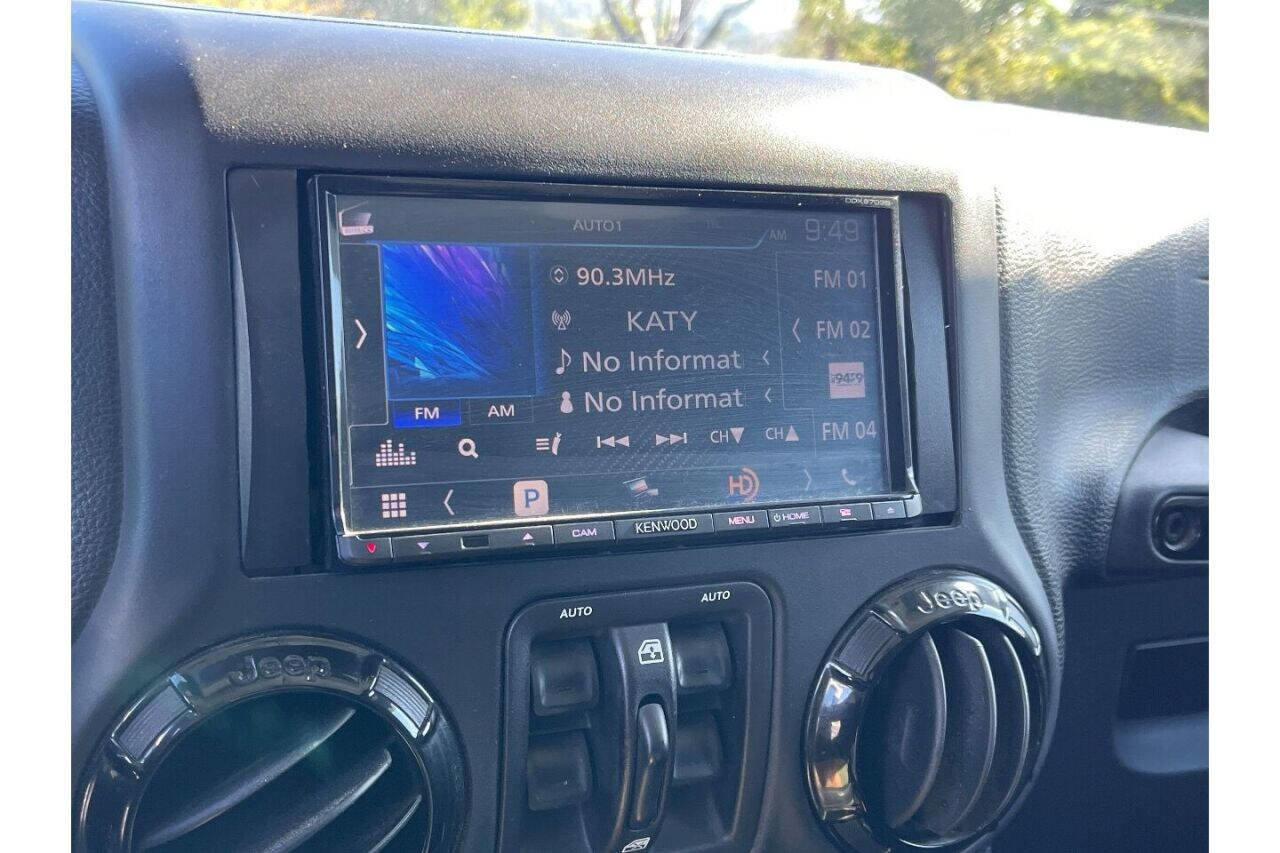 Used 2015 Jeep Wrangler Unlimited Sahara image 20