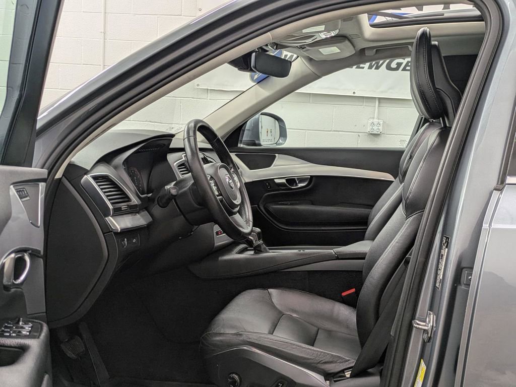Used 2016 Volvo XC90 T5 Momentum image 3