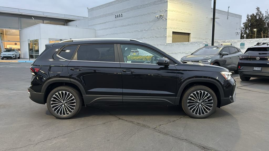 New 2026 Volkswagen Taos SE image 2