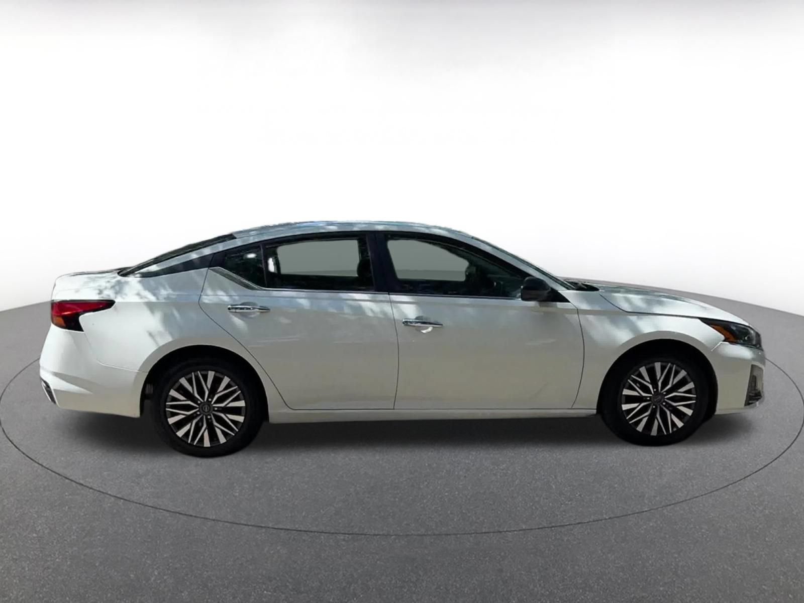 Used 2025 Nissan Altima 2.5 SV FWD image 13