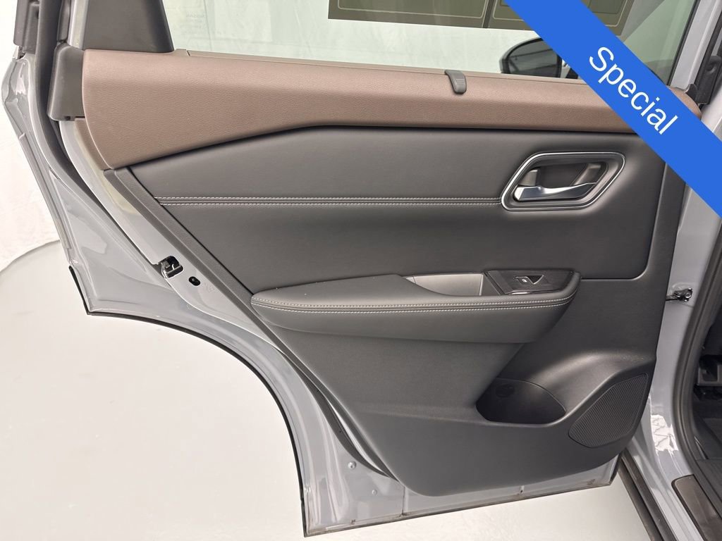 Used 2023 Nissan Rogue Platinum w/ Platinum Premium Package FWD image 17