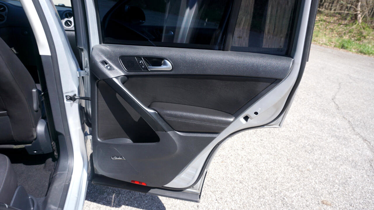 Used 2015 Volkswagen Tiguan SEL image 17