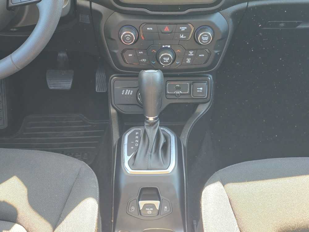 Used 2023 Jeep Renegade Latitude AWD/4WD image 13