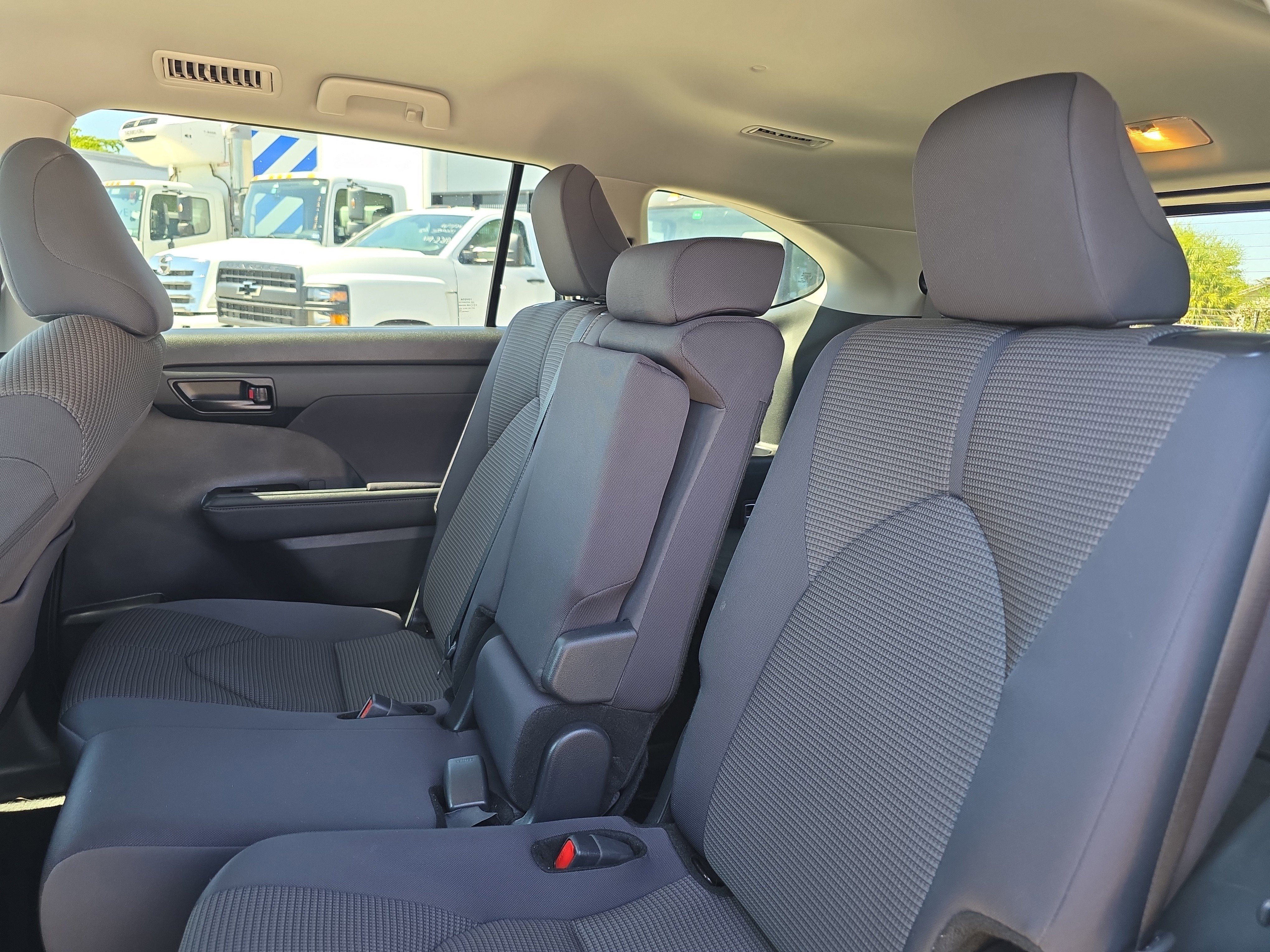Used 2024 Toyota Highlander LE FWD image 15