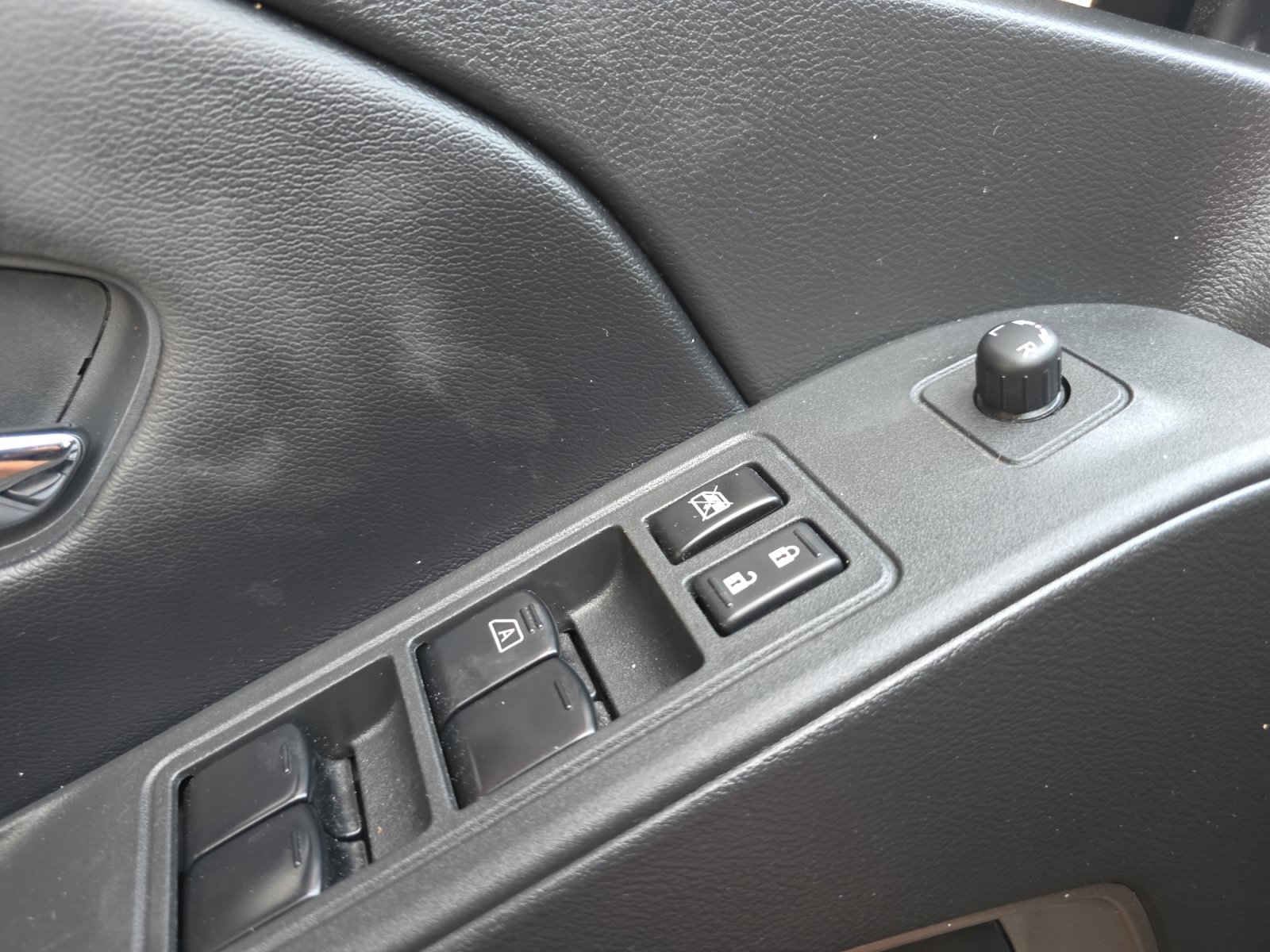 Used 2025 Nissan Frontier SV RWD image 26