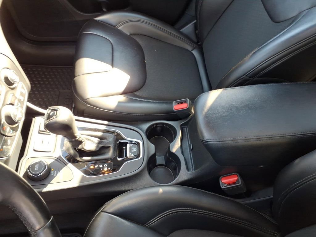 Used 2020 Jeep Cherokee Latitude Plus image 14