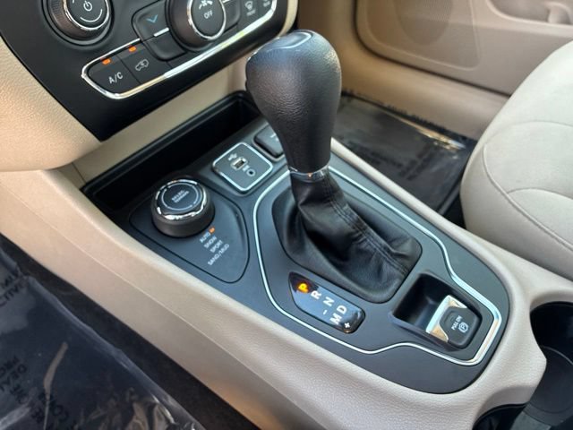 Used 2019 Jeep Cherokee Latitude w/ Popular Appearance Group AWD/4WD image 14