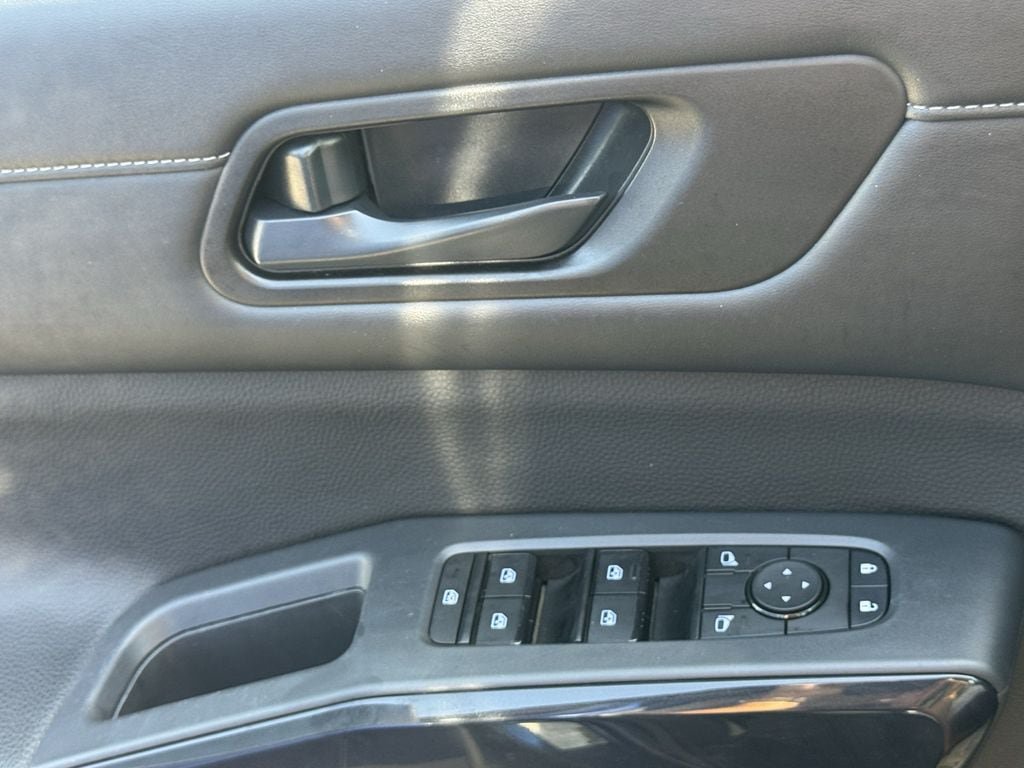Used 2025 Nissan Pathfinder SV FWD image 21