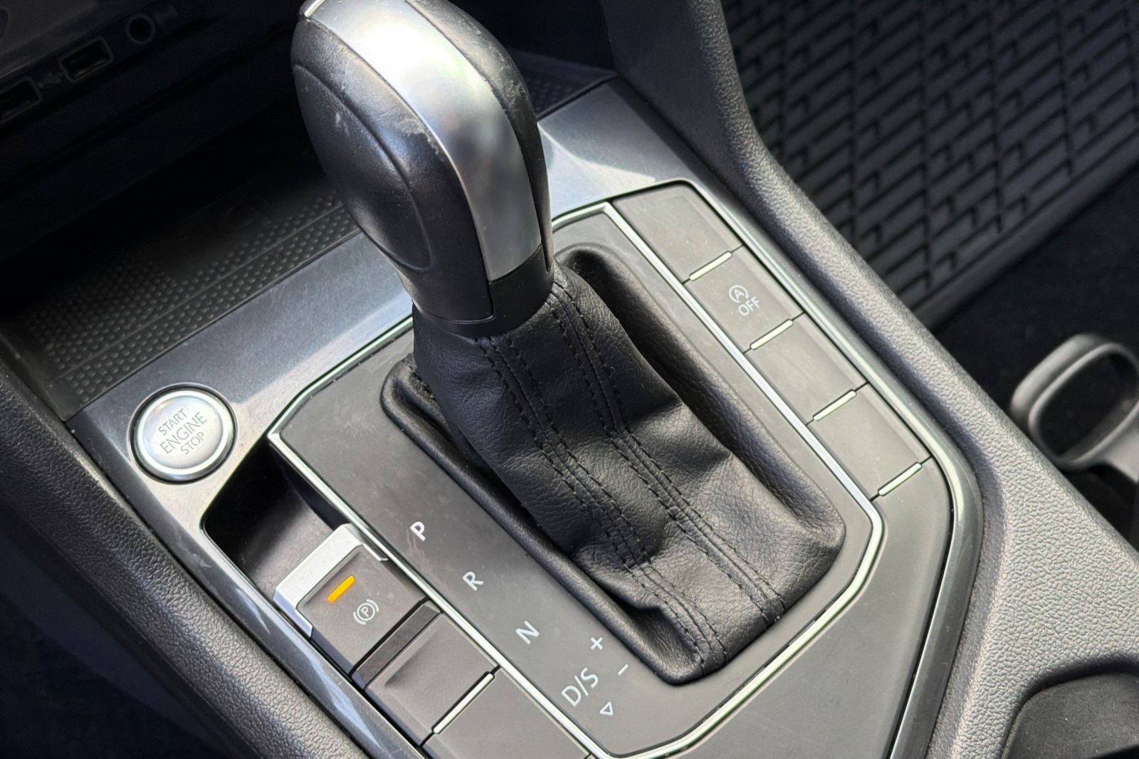 Used 2020 Volkswagen Tiguan SE w/ Panoramic Sunroof Package image 28