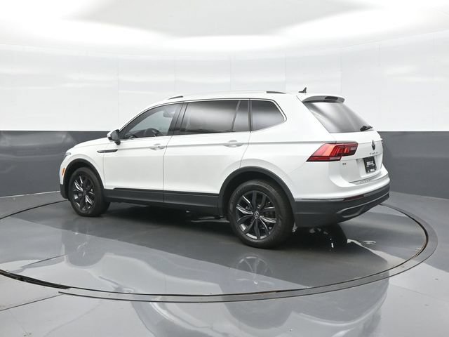 Used 2023 Volkswagen Tiguan SE w/ Panoramic Sunroof Package FWD image 5