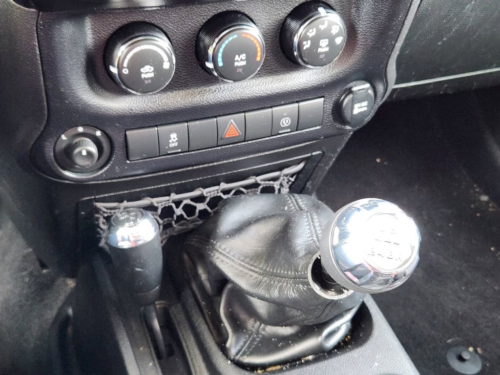 Used 2014 Jeep Wrangler Unlimited Rubicon w/ Connectivity Group image 19