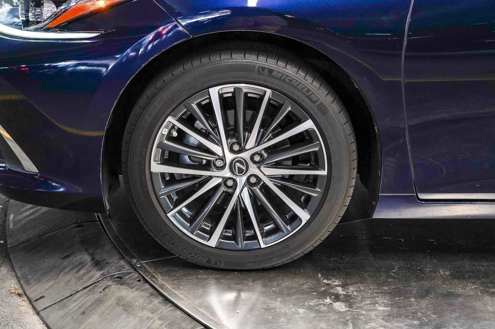 Used 2024 Lexus ES 300h w/ Premium Package FWD image 9