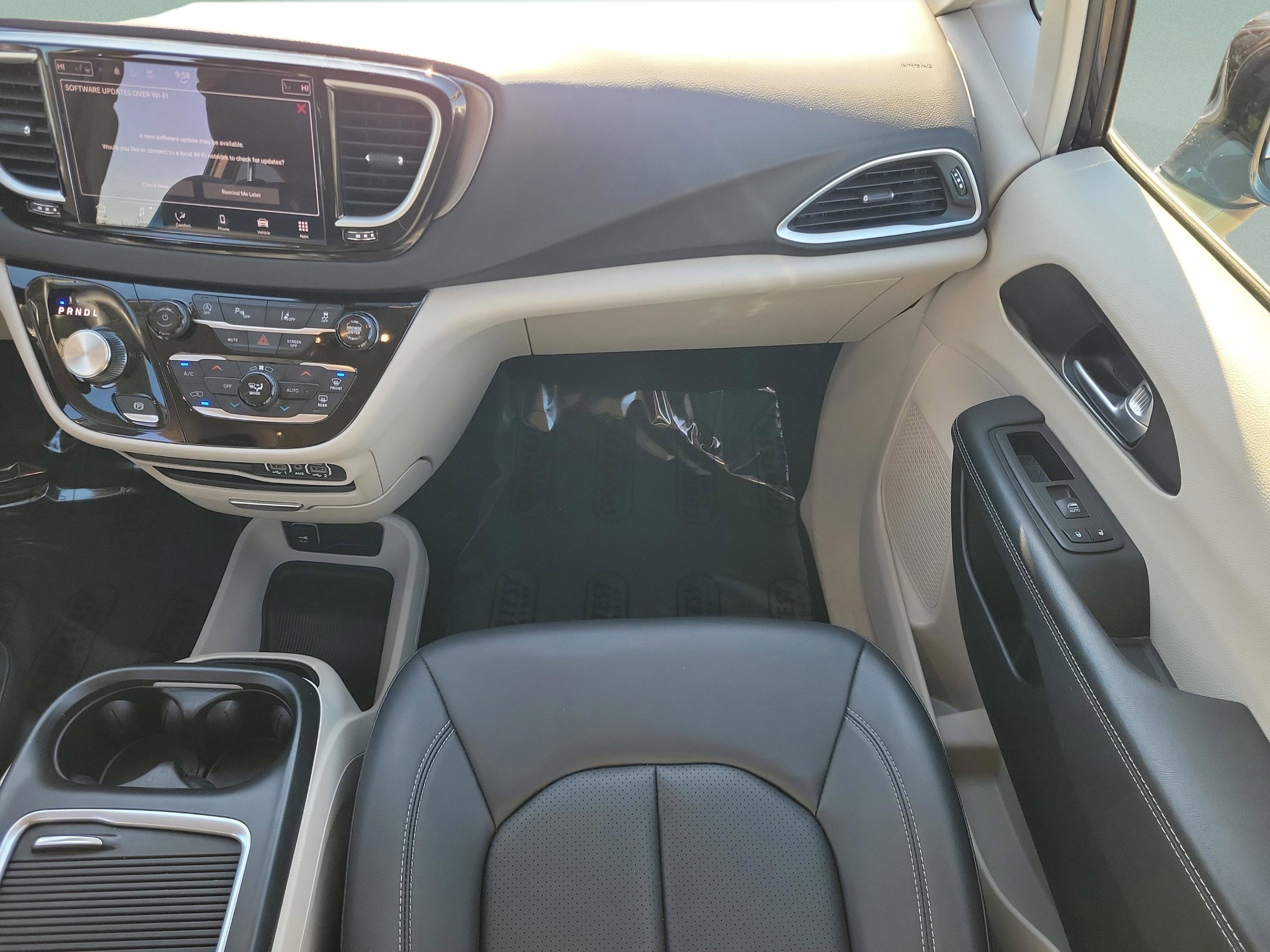 Used 2024 Chrysler Pacifica Touring-L image 17