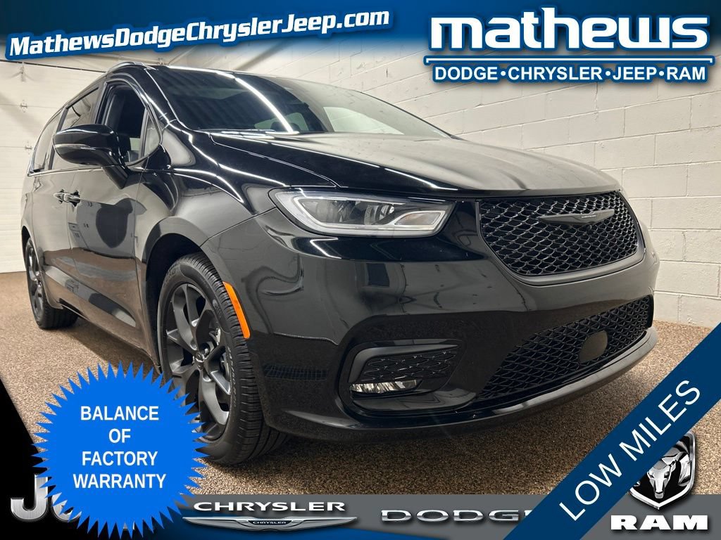Used 2024 Chrysler Pacifica Limited w/ S Appearance Package FWD image 1
