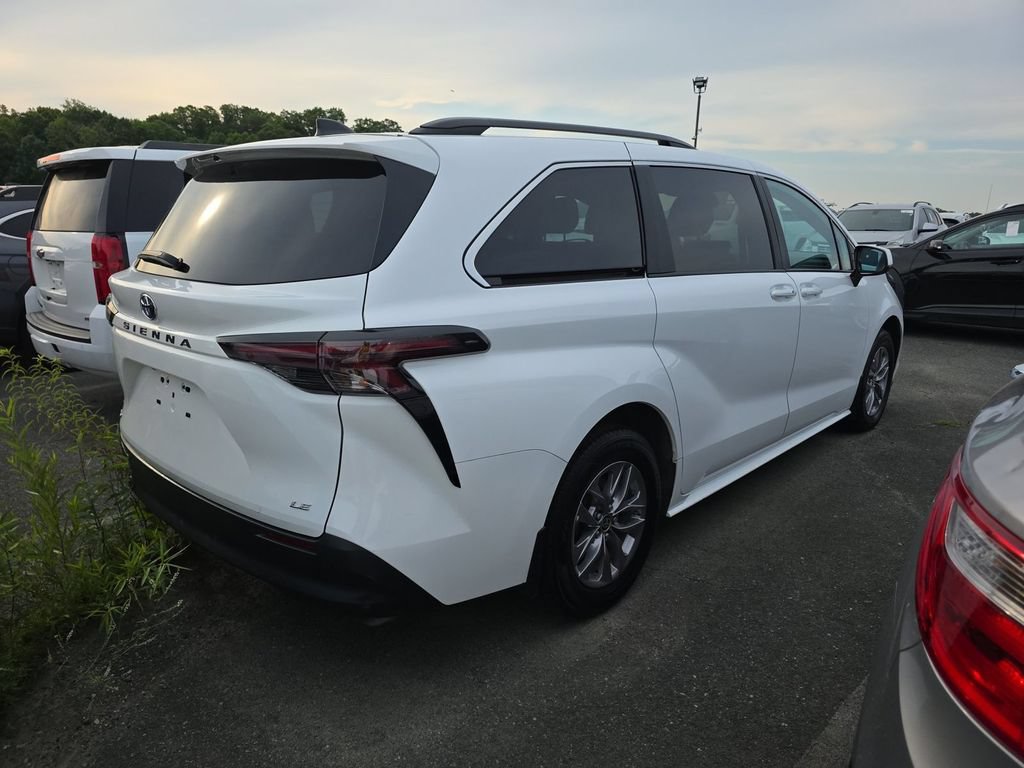 Used 2025 Toyota Sienna LE w/ LE Plus Package FWD image 4