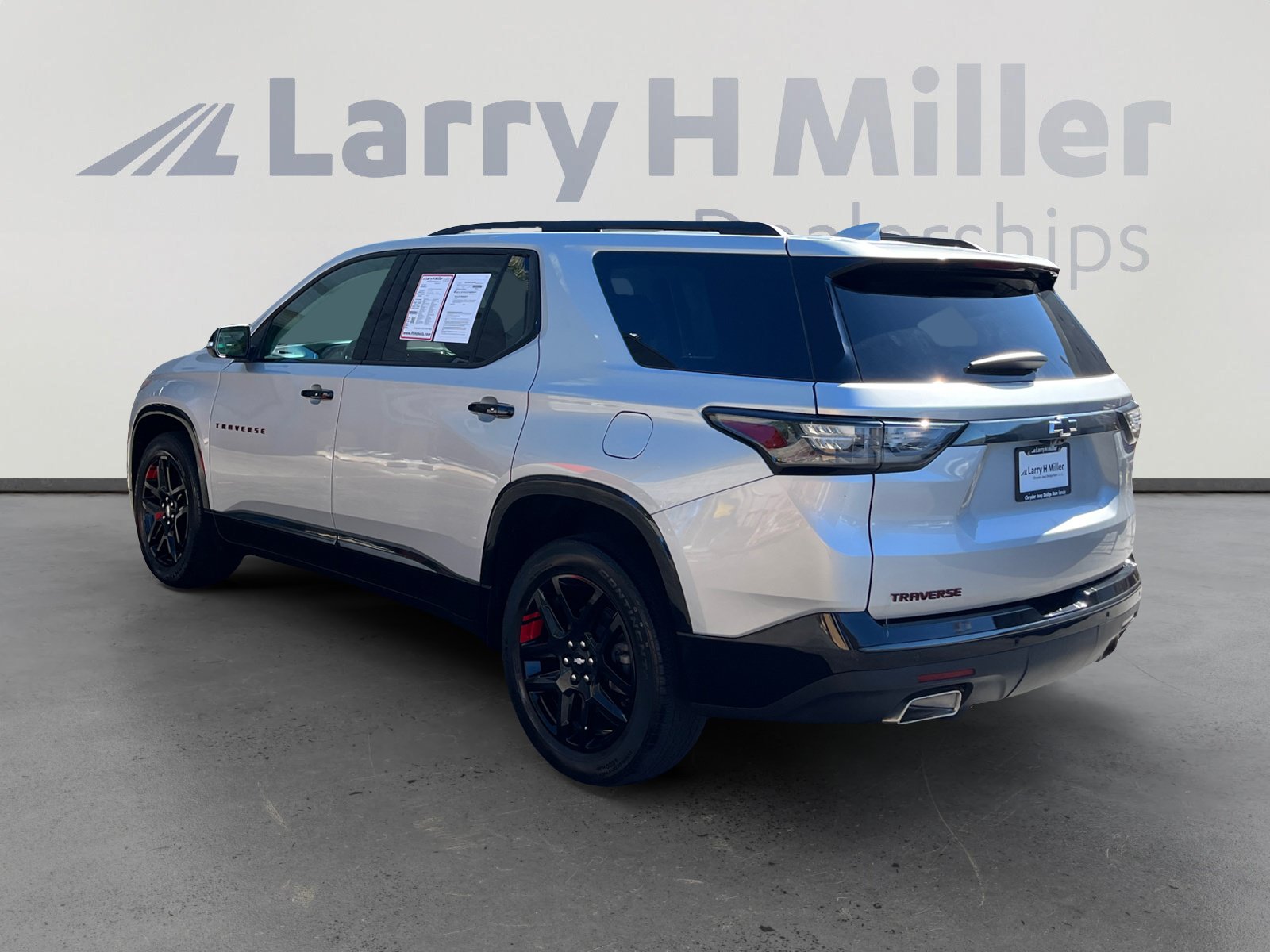 Used 2021 Chevrolet Traverse Premier w/ Redline Edition AWD/4WD image 3