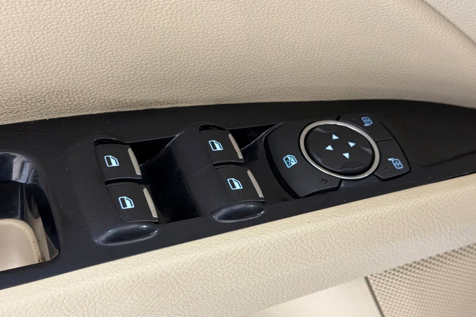 Used 2015 Ford Fusion SE w/ Equipment Group 202A FWD image 13