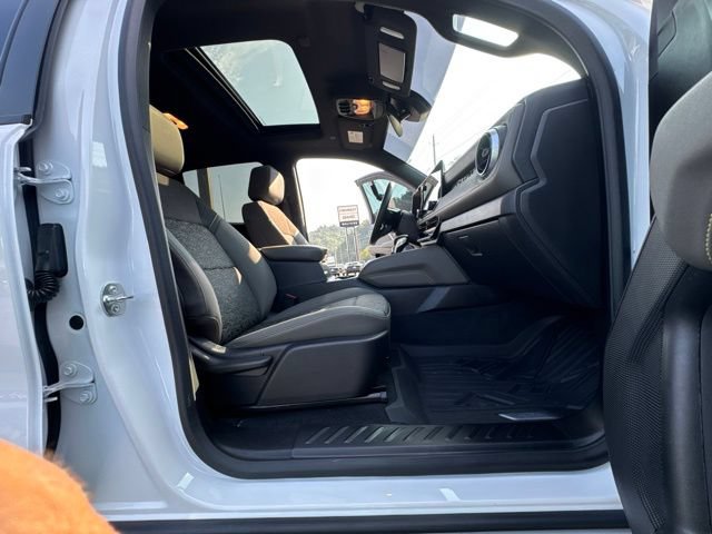 Used 2024 Chevrolet Colorado ZR2 w/ Technology Package AWD/4WD image 22