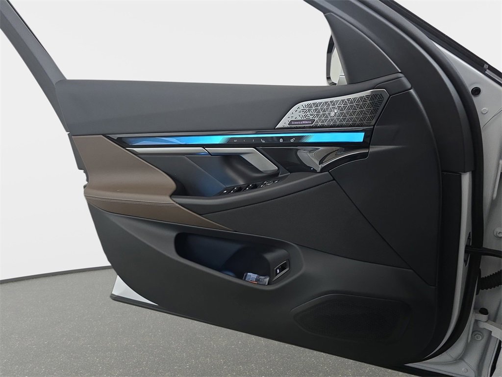 Used 2025 BMW i5 xDrive40 w/ Premium Package image 29