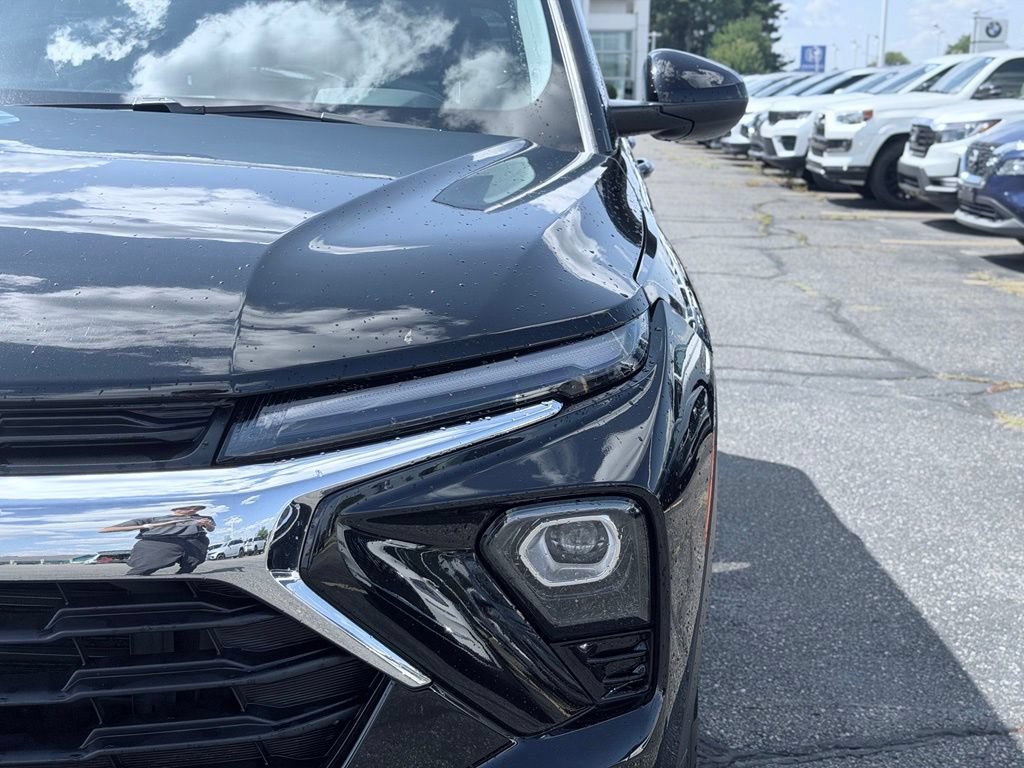 Used 2025 Chevrolet TrailBlazer LT AWD/4WD image 3