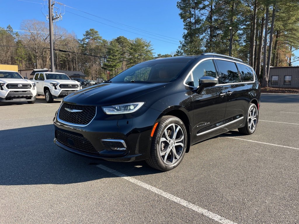 Used 2024 Chrysler Pacifica Pinnacle w/ Trailer Tow Group image 2