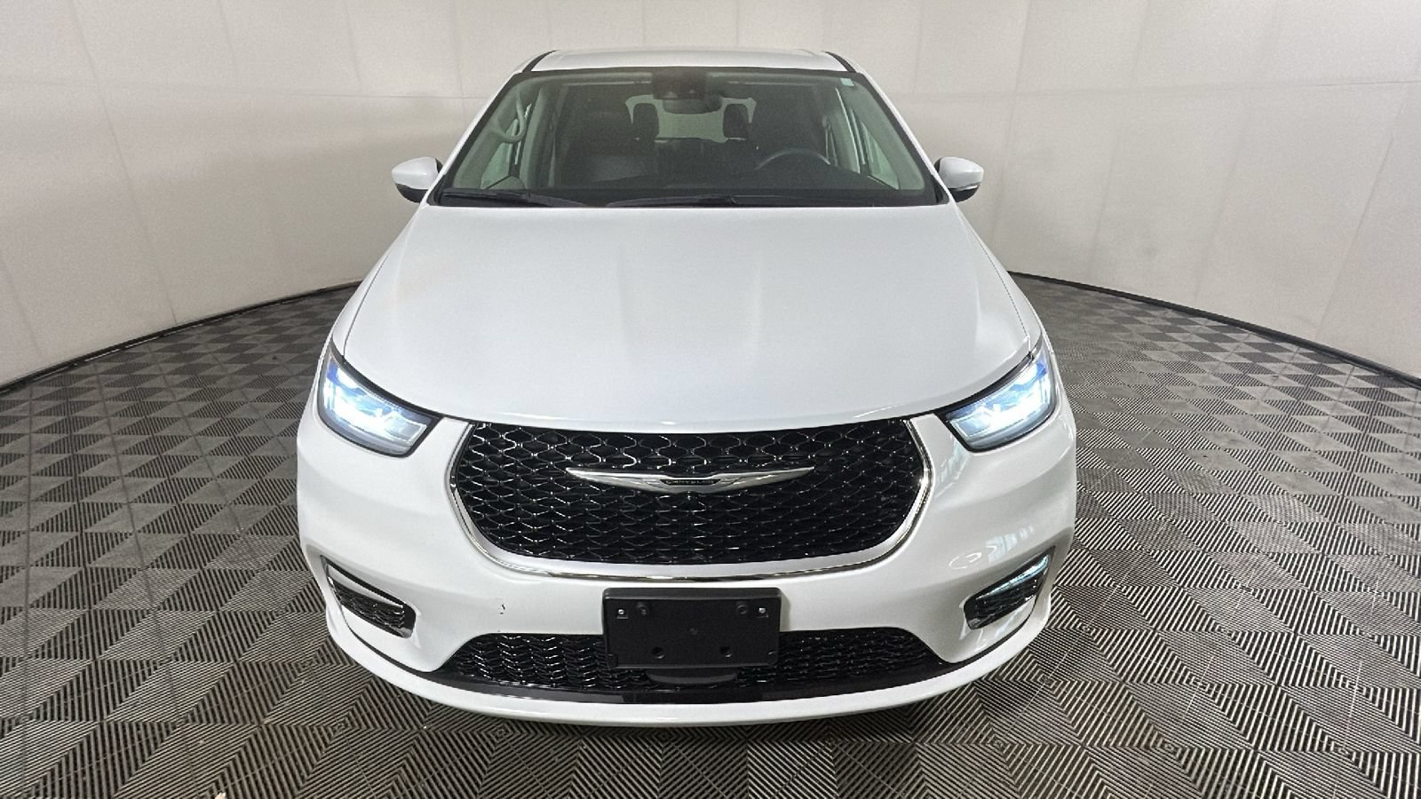 Used 2023 Chrysler Pacifica Touring-L FWD image 8