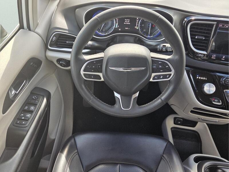 Used 2023 Chrysler Pacifica Touring-L FWD image 15