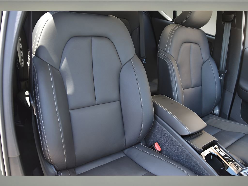 Used 2025 Volvo XC40 B5 Plus w/ Protection Package Premier image 9