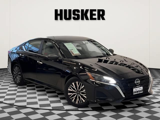 Used 2025 Nissan Altima 2.5 SV FWD image 1