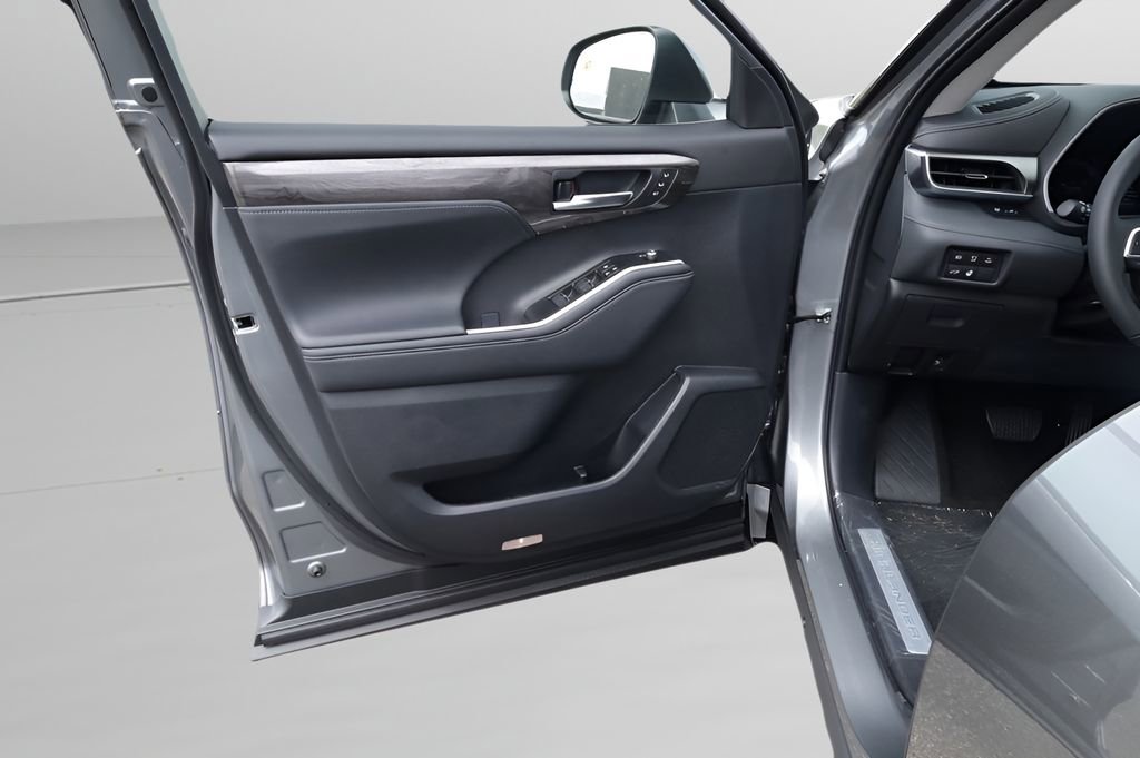New 2026 Toyota Highlander Limited AWD/4WD image 7