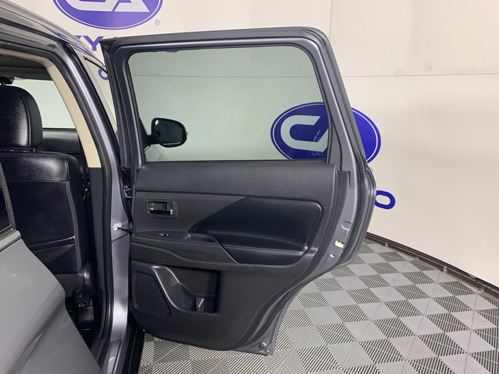 Used 2018 Mitsubishi Outlander SEL image 35