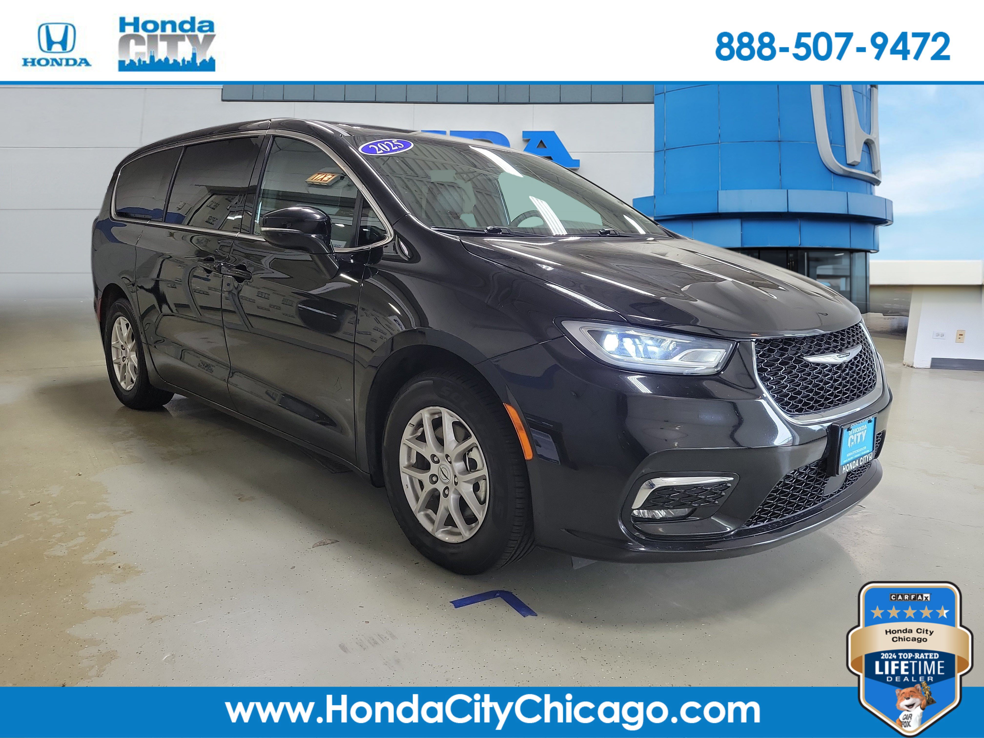 Used 2025 Chrysler Pacifica Select FWD image 1