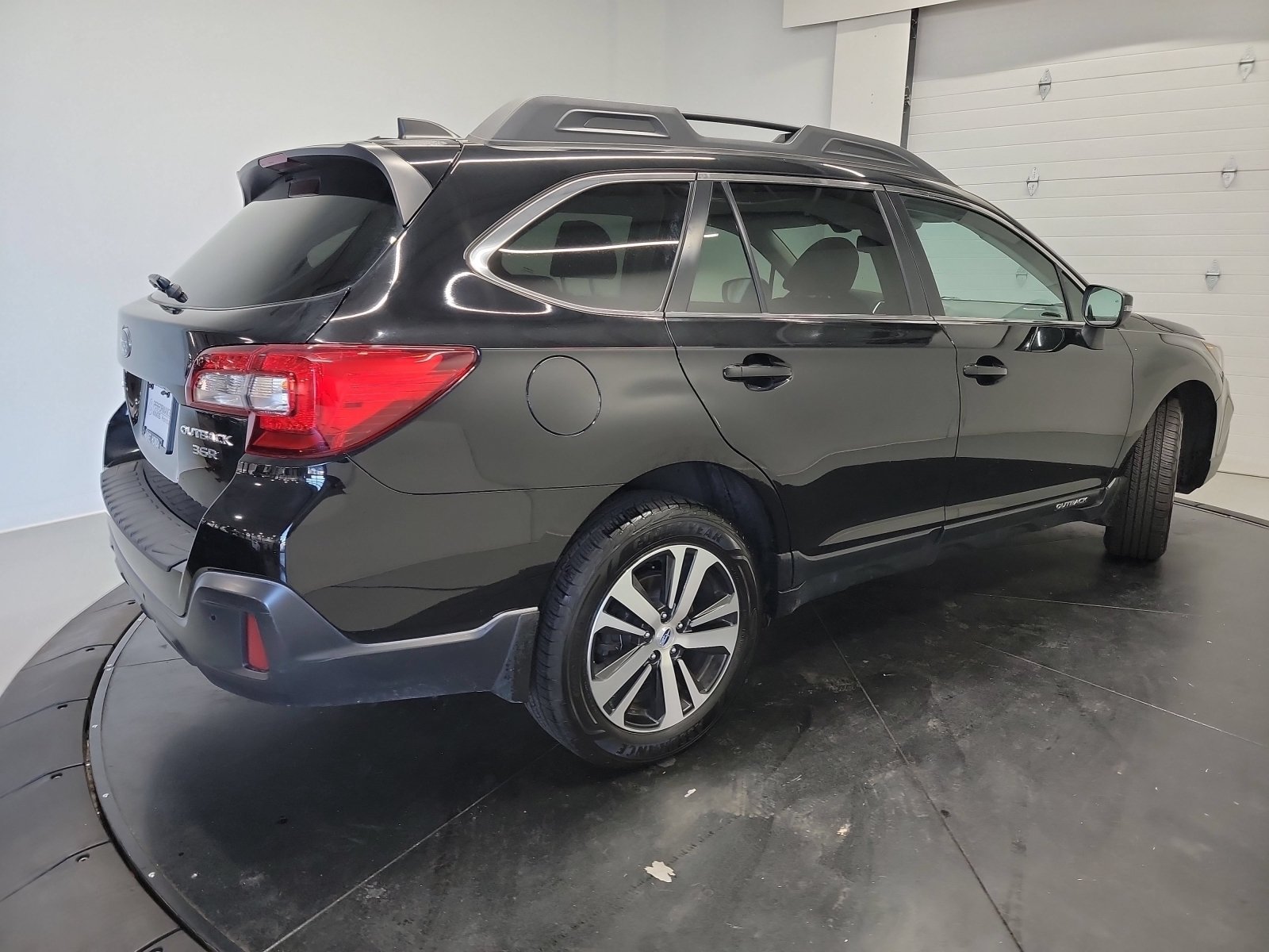 Used 2018 Subaru Outback 3.6R Limited AWD/4WD image 9