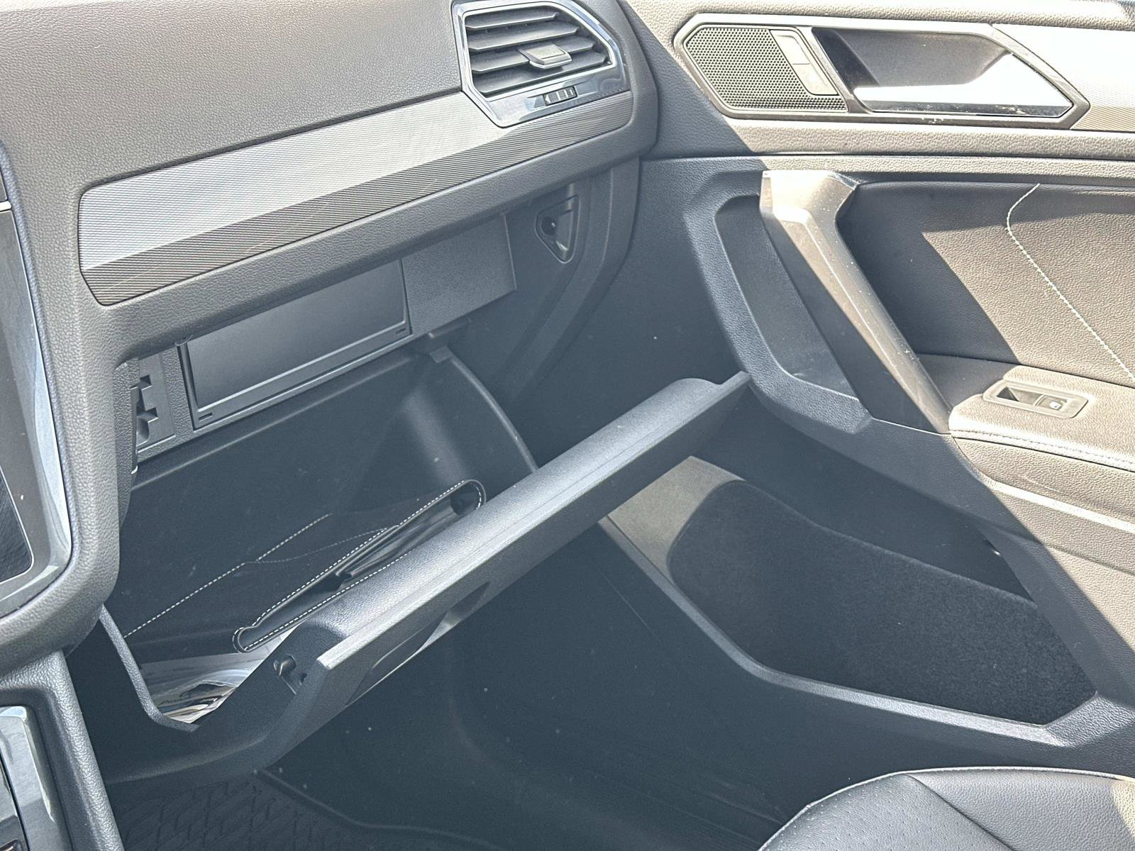Used 2022 Volkswagen Tiguan SE image 32