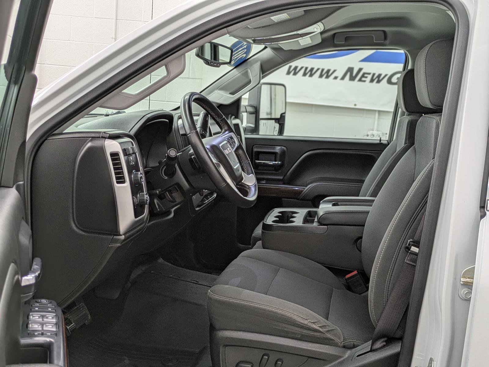 Used 2017 GMC Sierra 2500 SLE w/ HD SLE Preferred Plus Package image 4