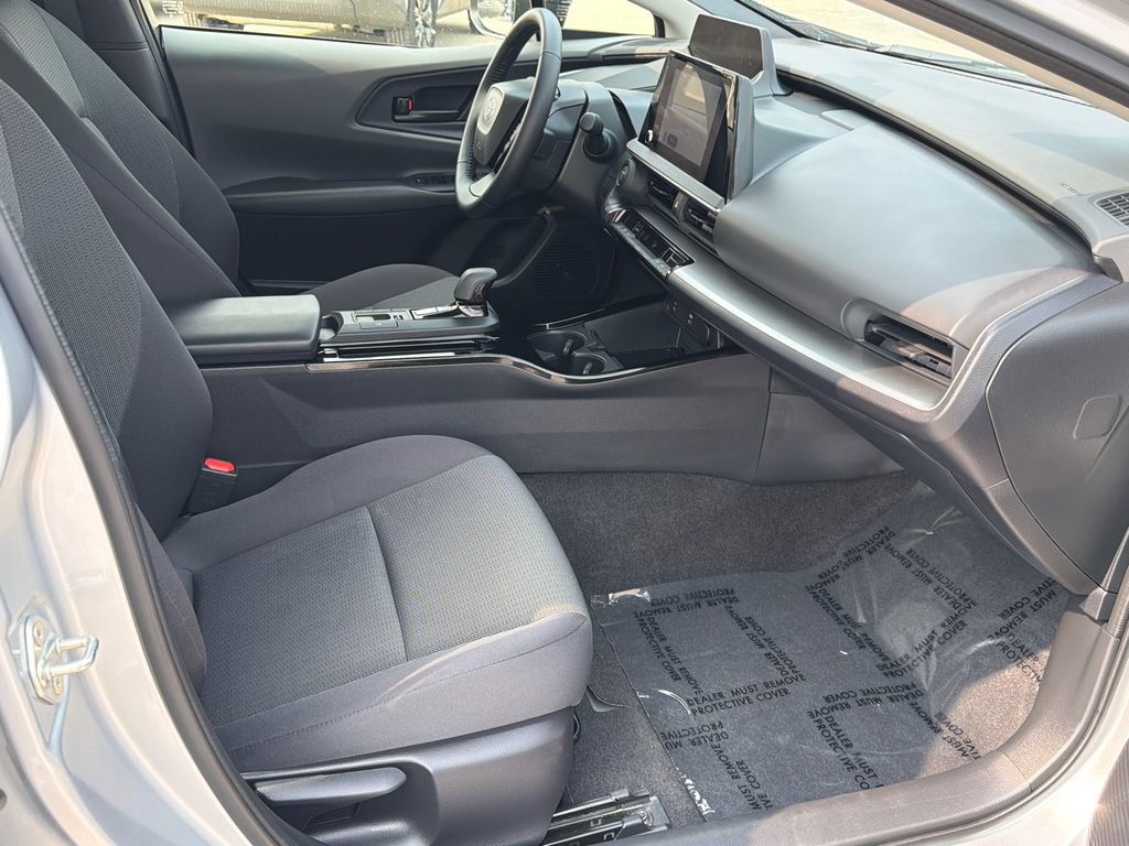 Used 2025 Toyota Prius LE FWD image 9