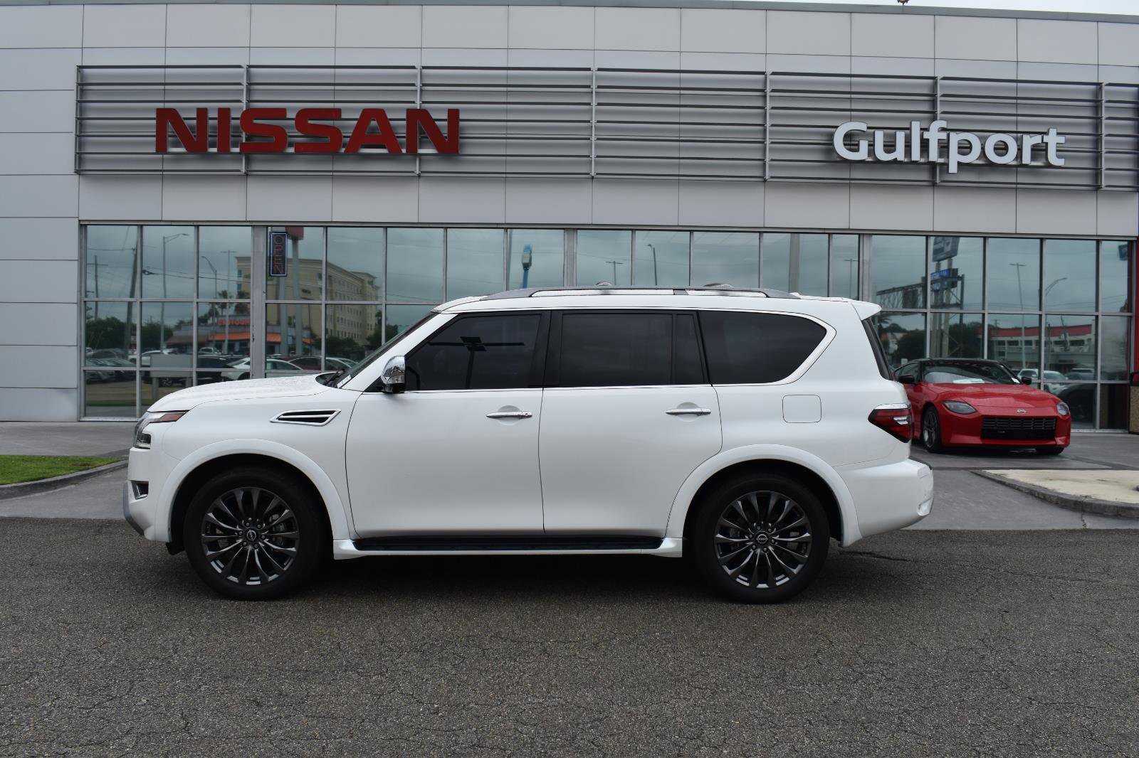 Used 2023 Nissan Armada Platinum w/ Captain's Chairs Package RWD image 3